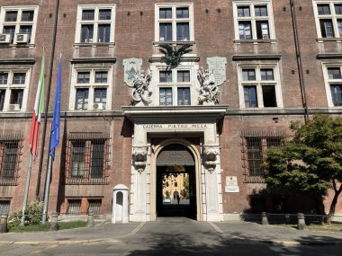 İtalya 'daki Torino şehir merkezinde, tarihi binalar, atari salonları ve mimari ayrıntılarla dolu caddeler yer alıyor.