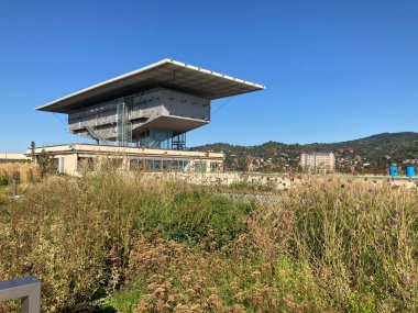 La Pista 500 'ün manzarası, İtalya' nın Torino kentindeki Lingotto binasının bankalı çatı test pisti, önceden Fiat tarafından araba testlerinde kullanılırdı, şimdi Pinacoteca Agnelli 'den bahçeler, heykeller ve açık hava sanatları sergileniyor..