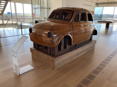 La Pista 500 'ün manzarası, İtalya' nın Torino kentindeki Lingotto binasının bankalı çatı test pisti, önceden Fiat tarafından araba testlerinde kullanılırdı, şimdi Pinacoteca Agnelli 'den bahçeler, heykeller ve açık hava sanatları sergileniyor..