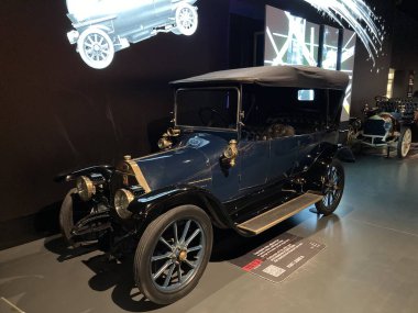 İtalya 'nın Torino kentindeki Museo Nazionale dell' Automobile İtalyan ve uluslararası üreticilerden tarihi araç, motor, şasi ve otomotiv tarihi sergileri sergilenmektedir..
