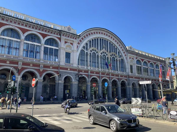 La Pista 500 'ün manzarası, İtalya' nın Torino kentindeki Lingotto binasının bankalı çatı test pisti, önceden Fiat tarafından araba testlerinde kullanılırdı, şimdi Pinacoteca Agnelli 'den bahçeler, heykeller ve açık hava sanatları sergileniyor..