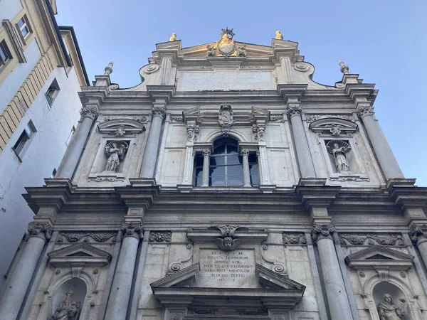 İtalya 'daki Torino şehir merkezinde, tarihi binalar, atari salonları ve mimari ayrıntılarla dolu caddeler yer alıyor.