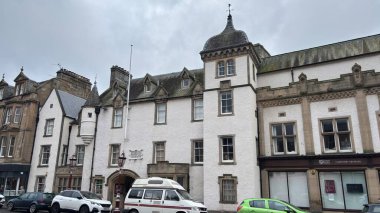 İskoçya 'nın İskoç sınırlarındaki Peebles kasabasının manzarası Tweed Nehri' ni gösteriyor, tarihi kent mimarisi, köprüler, sokaklar, parklar ve ilkbaharda yeşil tepeler.