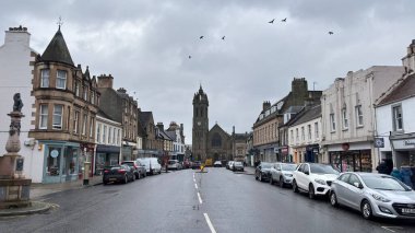 İskoçya 'nın İskoç sınırlarındaki Peebles kasabasının manzarası Tweed Nehri' ni gösteriyor, tarihi kent mimarisi, köprüler, sokaklar, parklar ve ilkbaharda yeşil tepeler.