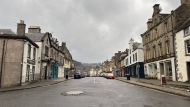 İskoçya 'nın İskoç sınırlarındaki Peebles kasabasının manzarası Tweed Nehri' ni gösteriyor, tarihi kent mimarisi, köprüler, sokaklar, parklar ve ilkbaharda yeşil tepeler.