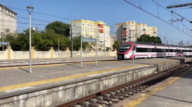 İspanyol yolcu trenleri, Endülüs şehirlerini konforlu, modern demiryolu hizmetleri ve verimli bağlantılarla birleştirerek güney manzarası boyunca çalışır..