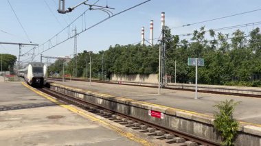 İspanyol yolcu trenleri, Endülüs şehirlerini konforlu, modern demiryolu hizmetleri ve verimli bağlantılarla birleştirerek güney manzarası boyunca çalışır..