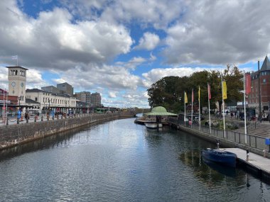 İsveç: Malm şehir merkezi modern mimari ve canlı sokak hayatının bir karışımını sergiliyor.