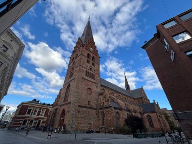 İsveç: Malm şehir merkezi modern mimari ve canlı sokak hayatının bir karışımını sergiliyor.