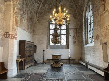 İsveç: Malm şehir merkezindeki katedral kilisesi modern mimari ve hareketli sokak hayatının bir karışımını sergiliyor.