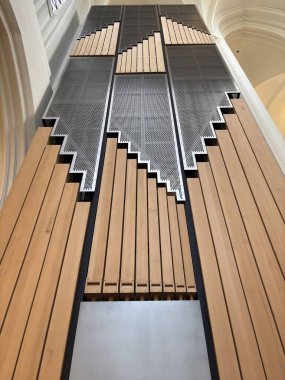 İsveç: Malm şehir merkezindeki katedral kilisesi modern mimari ve hareketli sokak hayatının bir karışımını sergiliyor.