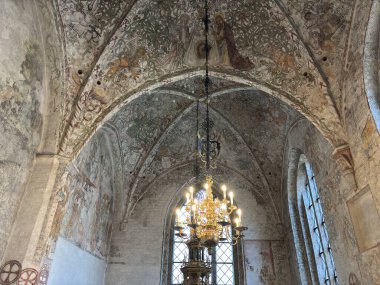 İsveç: Malm şehir merkezindeki katedral kilisesi modern mimari ve hareketli sokak hayatının bir karışımını sergiliyor.