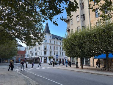 İsveç: Malm şehir merkezi modern mimari ve canlı sokak hayatının bir karışımını sergiliyor.