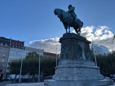 İsveç: Malm şehir merkezi modern mimari ve canlı sokak hayatının bir karışımını sergiliyor.