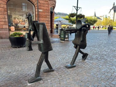 İsveç: Malm şehir merkezindeki müzisyen heykeli modern mimari ve canlı sokak hayatının bir karışımını sergiliyor.