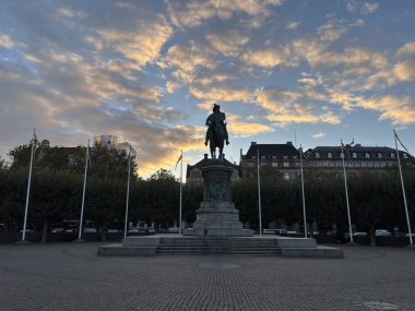İsveç: Malm şehir merkezi modern mimari ve canlı sokak hayatının bir karışımını sergiliyor.