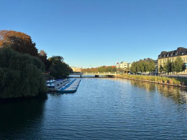 İsveç: Malm şehir merkezi modern mimari ve canlı sokak hayatının bir karışımını sergiliyor.