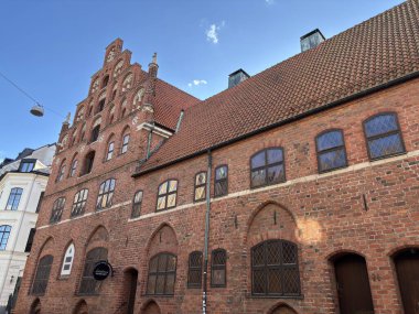 İsveç: Malm şehir merkezi modern mimari ve canlı sokak hayatının bir karışımını sergiliyor.