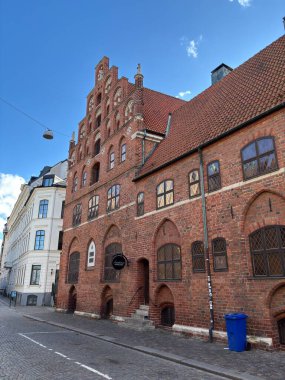 İsveç: Malm şehir merkezi modern mimari ve canlı sokak hayatının bir karışımını sergiliyor.