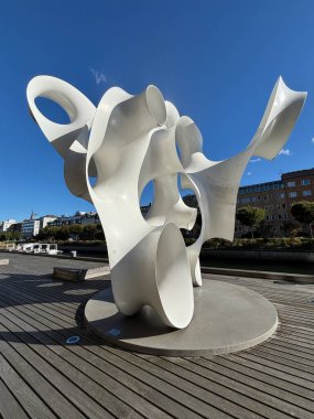 İsveç: Malm şehir merkezindeki sokaktaki beyaz modern sanat heykeli modern mimari ve canlı sokak hayatının bir karışımını sergiliyor.