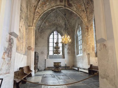 İsveç: Malm şehir merkezindeki katedral kilisesi modern mimari ve hareketli sokak hayatının bir karışımını sergiliyor.