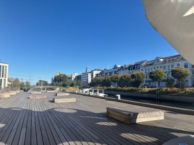 İsveç: Malm şehir merkezi modern mimari ve canlı sokak hayatının bir karışımını sergiliyor.