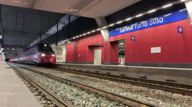 İtalya 'nın Torino kentinde faaliyet gösteren trenler, kentlerde ve banliyö ağlarında modern demiryolu seyahatleri sergiliyor..