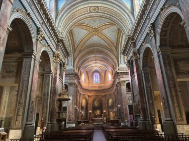 Fransa 'nın Toulouse kentindeki Basilique Notre-Dame de la Daurade' nin iç mimarisi, neoklasik mimarisi, dini sanat eserleri ve sakin atmosferini vurguluyor..