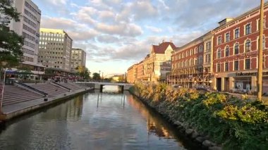 İsveç 'in başkenti Malmö' de Stortorget Meydanı, Lilla Torg, St Peters Kilisesi 1319, Belediye Binası, Malmö Şatosu ve Turning Torso Kulesi gibi çağdaş mimari yapılar da dahil olmak üzere cadde ve binaların manzarası.