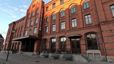 İsveç 'in başkenti Malmö' de Stortorget Meydanı, Lilla Torg, St Peters Kilisesi 1319, Belediye Binası, Malmö Şatosu ve Turning Torso Kulesi gibi çağdaş mimari yapılar da dahil olmak üzere cadde ve binaların manzarası.