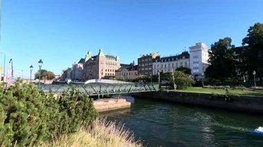 İsveç 'in başkenti Malmö' de Stortorget Meydanı, Lilla Torg, St Peters Kilisesi 1319, Belediye Binası, Malmö Şatosu ve Turning Torso Kulesi gibi çağdaş mimari yapılar da dahil olmak üzere cadde ve binaların manzarası.