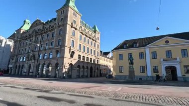 İsveç 'in başkenti Malmö' de Stortorget Meydanı, Lilla Torg, St Peters Kilisesi 1319, Belediye Binası, Malmö Şatosu ve Turning Torso Kulesi gibi çağdaş mimari yapılar da dahil olmak üzere cadde ve binaların manzarası.