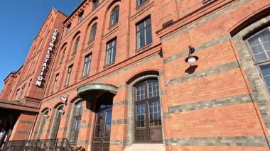 İsveç 'in başkenti Malmö' de Stortorget Meydanı, Lilla Torg, St Peters Kilisesi 1319, Belediye Binası, Malmö Şatosu ve Turning Torso Kulesi gibi çağdaş mimari yapılar da dahil olmak üzere cadde ve binaların manzarası.