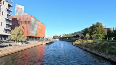İsveç 'in başkenti Malmö' de Stortorget Meydanı, Lilla Torg, St Peters Kilisesi 1319, Belediye Binası, Malmö Şatosu ve Turning Torso Kulesi gibi çağdaş mimari yapılar da dahil olmak üzere cadde ve binaların manzarası.