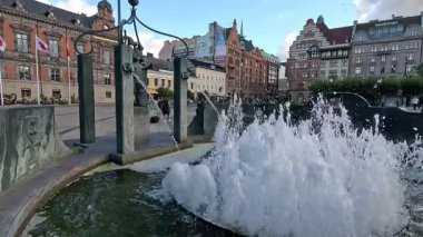 İsveç 'in başkenti Malmö' de Stortorget Meydanı, Lilla Torg, St Peters Kilisesi 1319, Belediye Binası, Malmö Şatosu ve Turning Torso Kulesi gibi çağdaş mimari yapılar da dahil olmak üzere cadde ve binaların manzarası.