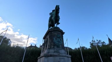 İsveç 'in başkenti Malmö' de Stortorget Meydanı, Lilla Torg, St Peters Kilisesi 1319, Belediye Binası, Malmö Şatosu ve Turning Torso Kulesi gibi çağdaş mimari yapılar da dahil olmak üzere cadde ve binaların manzarası.
