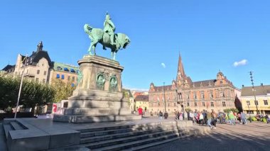 İsveç 'in başkenti Malmö' de Stortorget Meydanı, Lilla Torg, St Peters Kilisesi 1319, Belediye Binası, Malmö Şatosu ve Turning Torso Kulesi gibi çağdaş mimari yapılar da dahil olmak üzere cadde ve binaların manzarası.