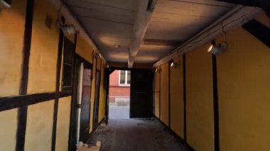 İsveç 'in başkenti Malmö' de Stortorget Meydanı, Lilla Torg, St Peters Kilisesi 1319, Belediye Binası, Malmö Şatosu ve Turning Torso Kulesi gibi çağdaş mimari yapılar da dahil olmak üzere cadde ve binaların manzarası.