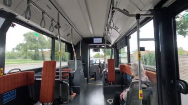 Danimarka ulaşım ağının koltuk, pencere, yolcu ve yol manzarasını gösteren Kopenhag 'a giden bir banliyö otobüsünün iç görüntüsü.