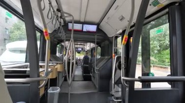 Danimarka ulaşım ağının koltuk, pencere, yolcu ve yol manzarasını gösteren Kopenhag 'a giden bir banliyö otobüsünün iç görüntüsü.