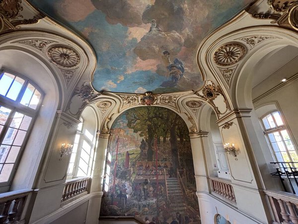 Внутри Капитолия Тулузы, исторической ратуши города, с неоклассической архитектурой с мраморными лестницами, фресковыми потолками и элегантными церемониальными залами.