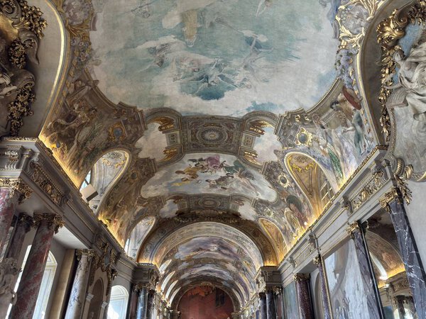 Внутри Капитолия Тулузы, исторической ратуши города, с неоклассической архитектурой с мраморными лестницами, фресковыми потолками и элегантными церемониальными залами.