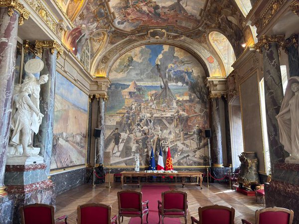 Внутри Капитолия Тулузы, исторической ратуши города, с неоклассической архитектурой с мраморными лестницами, фресковыми потолками и элегантными церемониальными залами.