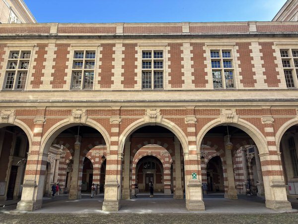 Внутри Капитолия Тулузы, исторической ратуши города, с неоклассической архитектурой с мраморными лестницами, фресковыми потолками и элегантными церемониальными залами.