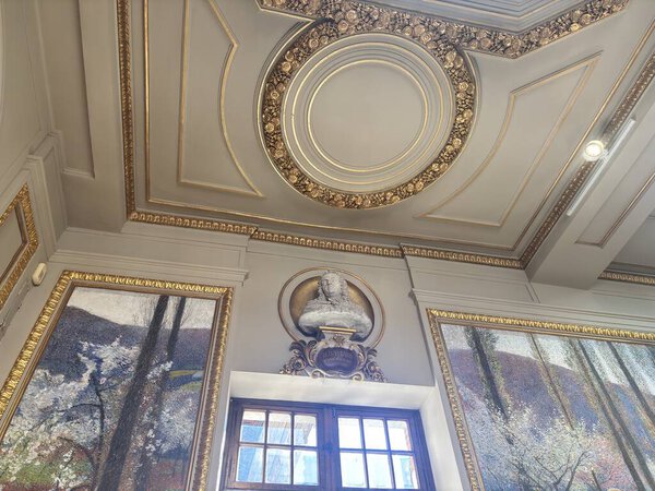 Внутри Капитолия Тулузы, исторической ратуши города, с неоклассической архитектурой с мраморными лестницами, фресковыми потолками и элегантными церемониальными залами.