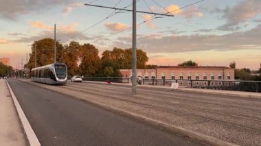 Bir Tisso tramvayı Fransa 'nın Toulouse kentindeki caddelerde dolaşarak şehrin modern toplu taşıma sistemini resmediyor. Tramvay, metro ve otobüs servislerini de içeren Tisso ağının bir parçasıdır..