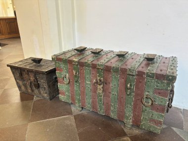 Fransa 'da tarihi bir kilisede sadaka olarak kullanılan eski ahşap para toplama kutuları ve sandıkları, süslü ahşap işleri ve kutsal depolama özelliklerini ön plana çıkarıyor..