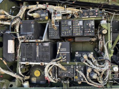 Fransa 'nın Blagnac kentindeki Old Wings Toulouse Müzesi' ndeki uçak hurdalığı alanındaki paslı ve yıpranmış metal uçak panellerinin yakın görüntüleri..