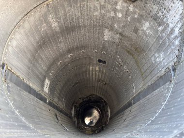 Eski jet uçağının içinde, Fransa 'nın Blagnac kentindeki Old Wings Toulouse Müzesi' nde tarihi uçaklarla boş motor kompartımanı, paslı metal parçaları ve terk edilmiş uçak hurdalığı parçaları görülüyor..