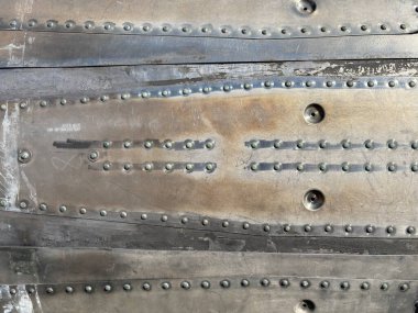 Fransa 'nın Blagnac kentindeki Old Wings Toulouse Müzesi' ndeki uçak hurdalığı alanındaki paslı ve yıpranmış metal uçak panellerinin yakın görüntüleri..